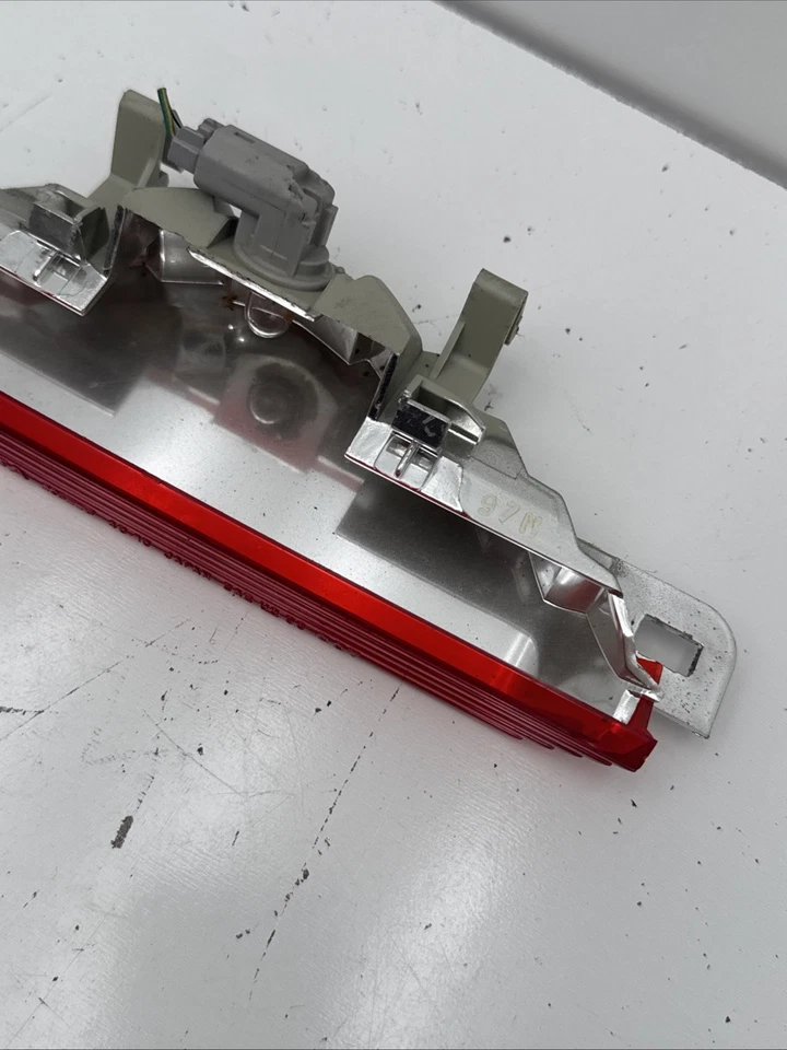 Tercera lámpara de freno para puerta trasera Lexus RX300 1999-2003 Koito 48-10 B261-17 Foto 3 de 4