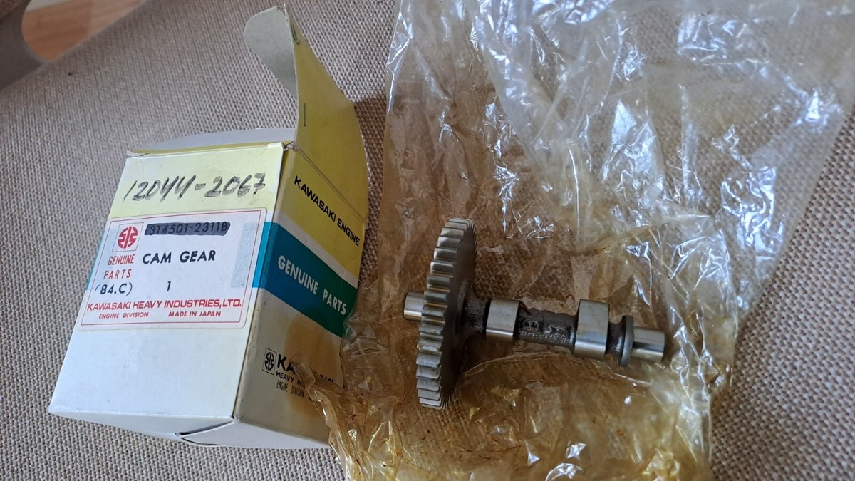 KAWASAKI Camshaft with gear FA076D-ES05 GD700A-S ENGINE 12044-2067