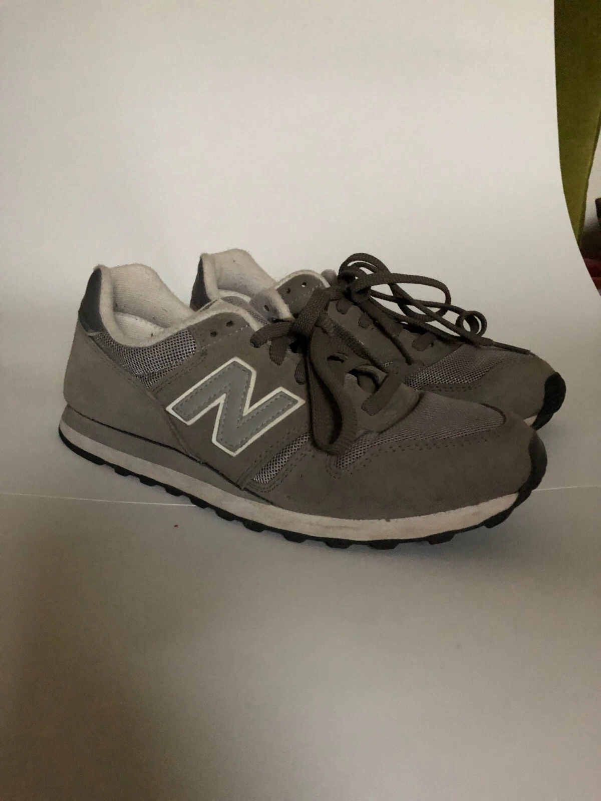Scarpe da ginnastica LNWOB da uomo New Balance grigio pelle scamosciata 8 US 41 5 EU made in Indonesia