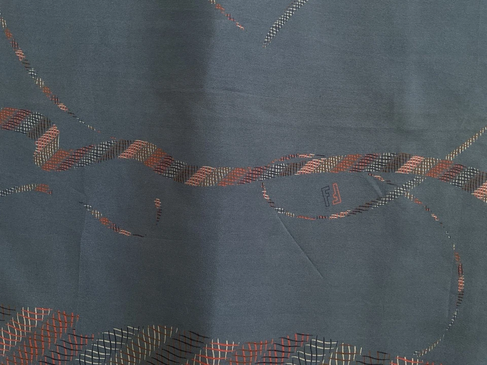 "Bufanda azul seda pura FENDI con patrón geométrico ondulado enrollada a mano 34""/33"" EC" Foto 3 de 4