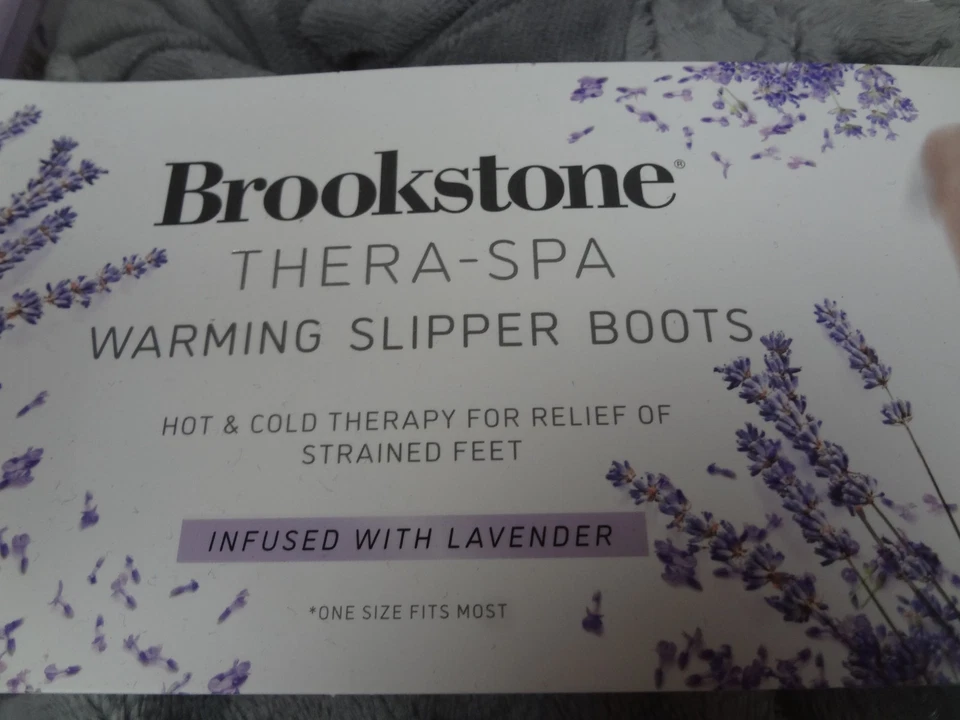 Brookstone Thera Spa Calentamiento Zapatilla Botas Lavanda Infusión Talla Única Se Adapta a la mayoría Foto 2 de 4