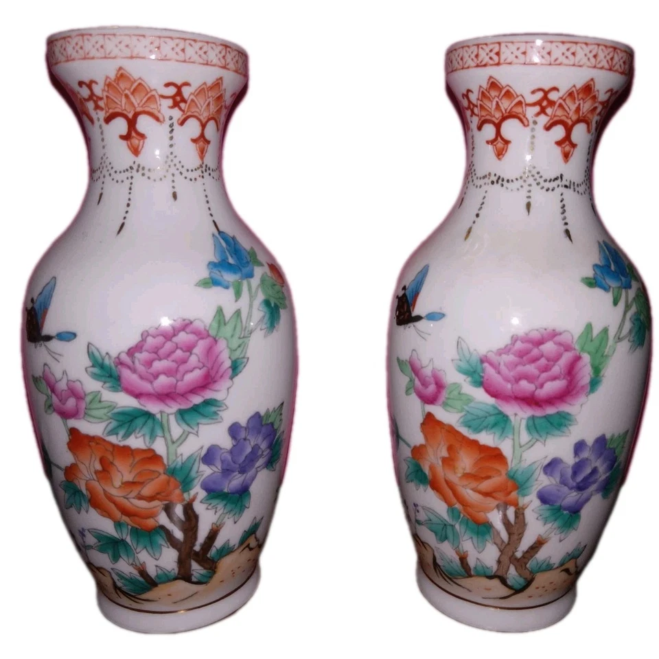 Par de pequeños jarrones chinos de porcelana decorados en la paleta Famille Rose Foto 2 de 4