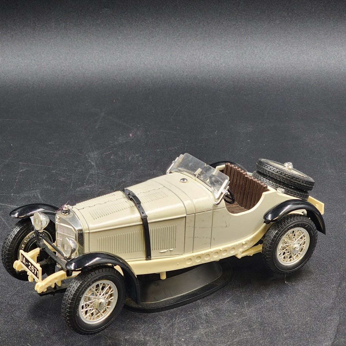 Bburago 1931 Mercedes Benz SSKL 1:18 Diecast Model Car Cream with