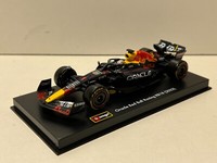 Red Bull RB18 , #1 Max Verstappen F1 2022, Bburago Hardcase Mit Fahrer 1:43