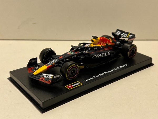 Red Bull RB18 , #1 Max Verstappen F1 2022, Bburago Hardcase Mit Fahrer 1:43-image