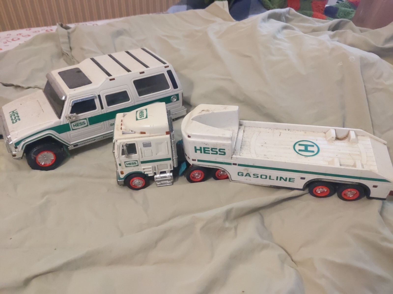 HESS 2004 SUV TRUCK and FLATBED TRAILER