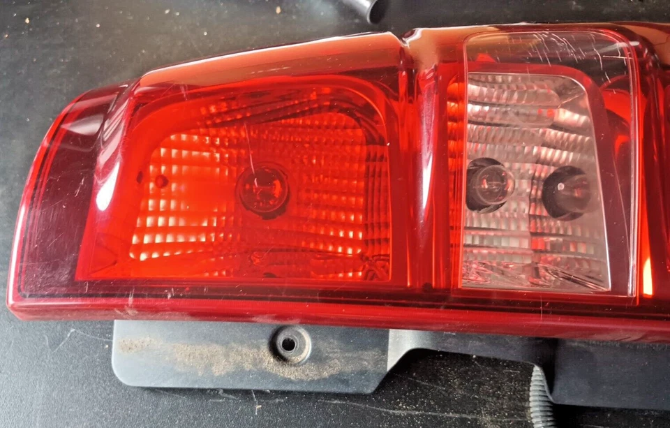Правый задний фонарь для пассажира подходит для 07–14 SUBURBAN 1500 LOC-158 - Изображение 2 из 4