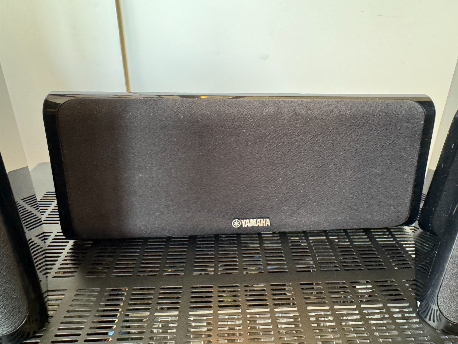 Yamaha RX-V373 5.1 AV Receiver + NS-SW40 Subwoofer + NS-B40 + 4x NS-C40 Speakers