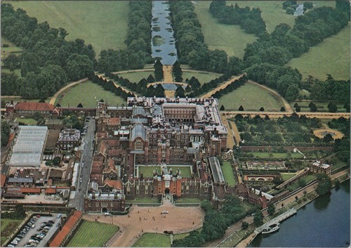 Middlesex Postcard - Aerial View of Hampton Court Palace  RR17439 - Foto 1 di 2