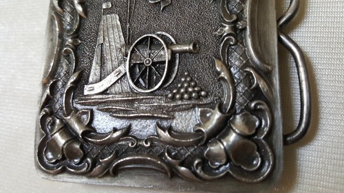 Bergamot F-132 Fort 1975 + cañón + bolas + bandera 2,375" x 2,875" hebilla de cinturón usada en muy buen estado - Imagen 5 de 8