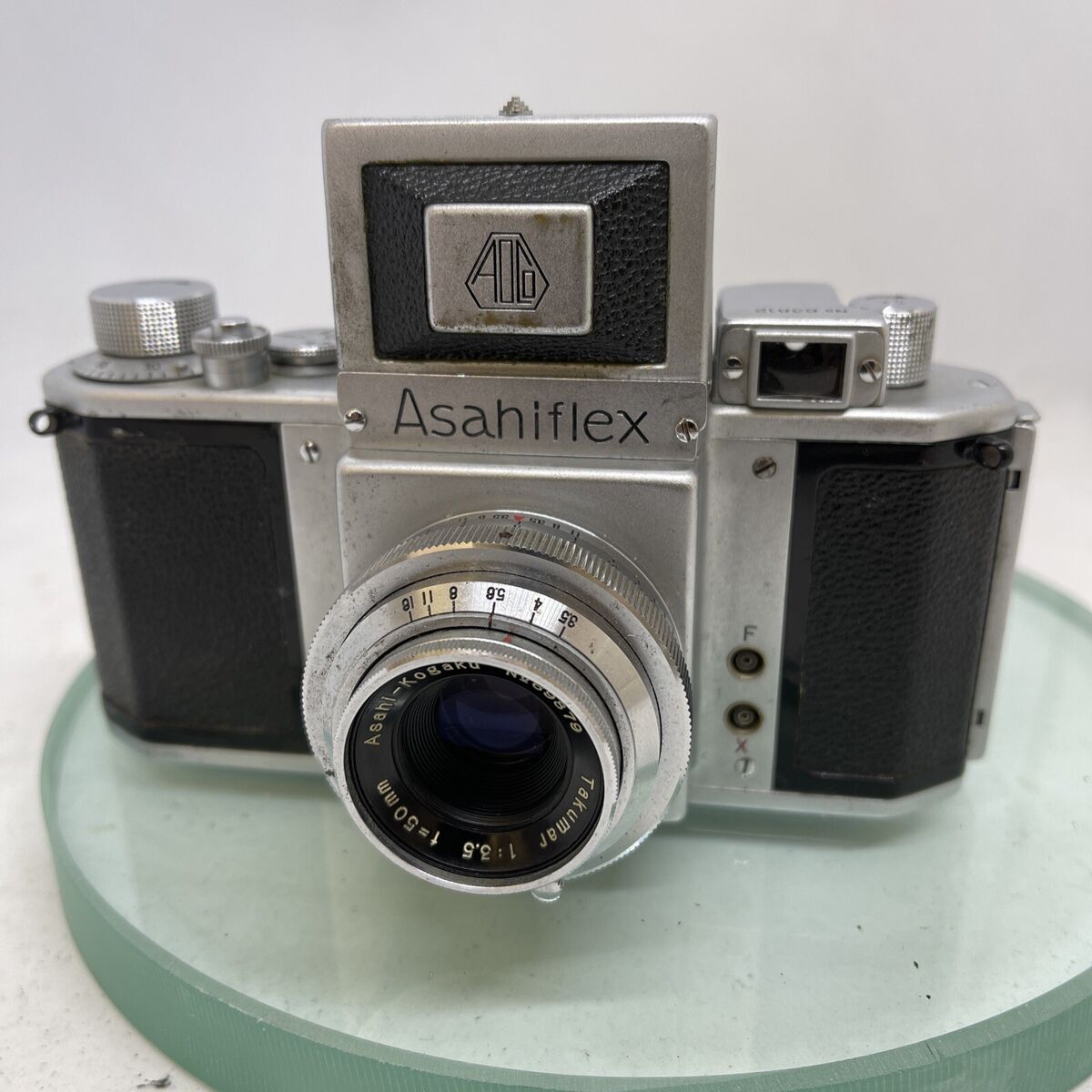 ASAHIFLEX IIB 1954. 35mm SLR camera. ASAHIFLEX IIB 1954. 35mm SLR camera.