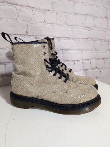 Doc Martens 1460 Beige Gamuza Cocodrilo Repujado Dr. Martens AirWair Botas Mujer 6 - Imagen 2 de 13