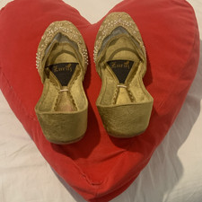 Zuruj Women's Gold Juttis Embroidered Traditional Indian Pakistani Shoes