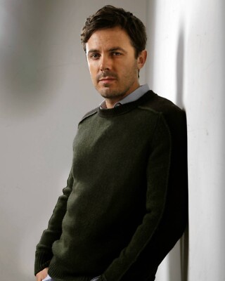 CASEY AFFLECK 8x10 PHOTO *