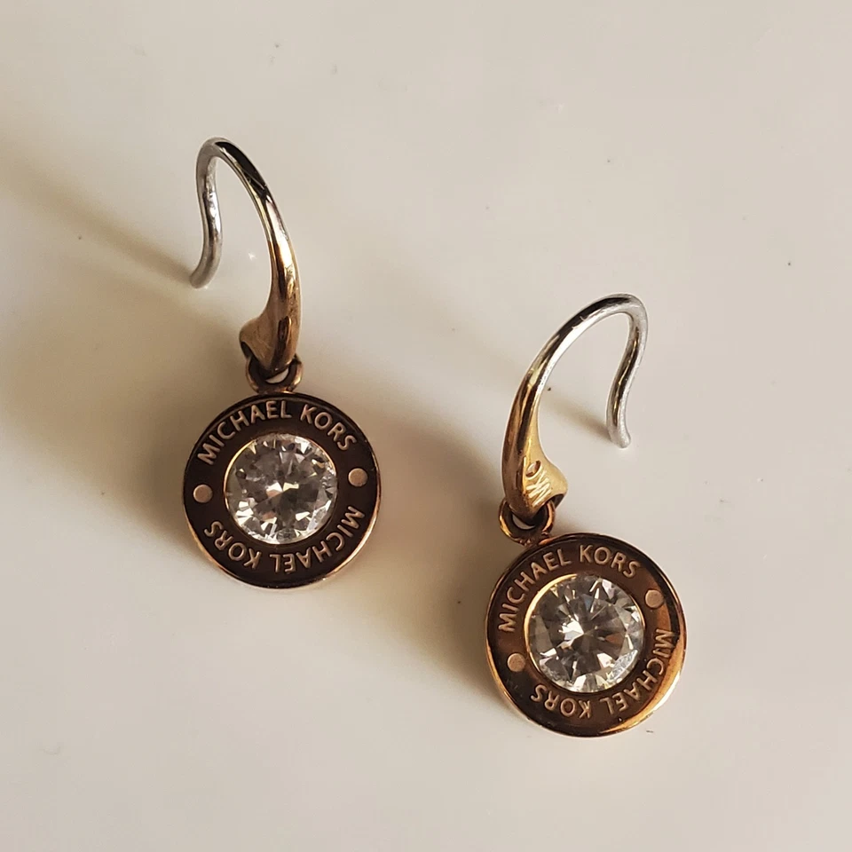 Pendientes colgantes Michael Kors oro rosa con cristales transparentes y logotipo MK delicados Foto 3 de 4