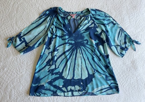 LILLY PULITZER Bryce Slit Sleeve Błyszczący Niebieski Top Rozmiar Średni rękaw 3/4 EUC - Zdjęcie 2 z 11