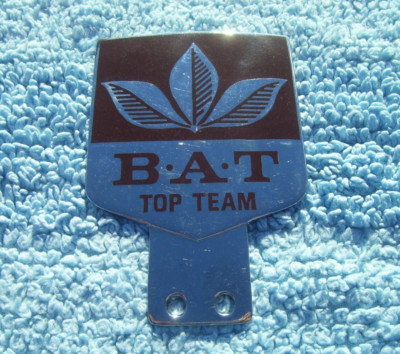 VINTAGE 1960er BRITISH AMERICAN TABAK CAR BADGE ~ BAT TOP TEAM MOTOR CLUB RARE