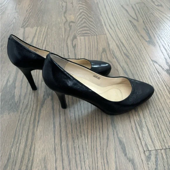 Tahari “Gretta” Black Heels 6.5