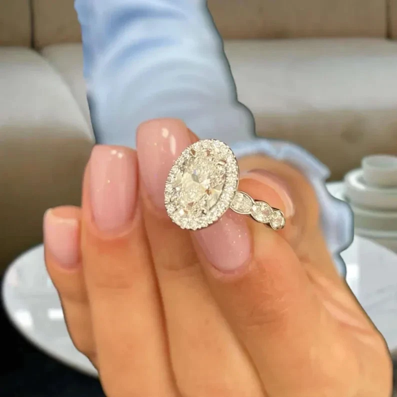 Anillo de compromiso de oro blanco de 14 k con halo de diamantes cultivados en laboratorio G/VS1 de corte ovalado de 2,60 quilates Foto 2 de 4