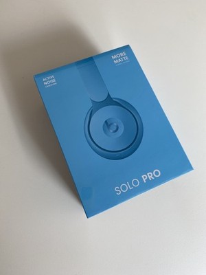 Beats Solo Pro More Matte Blue / Pharrell Williams + Apple Klinken-Adapter-Kabel