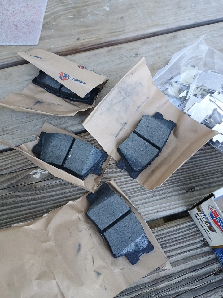 Juego de pastillas de freno de disco-Pastillas de freno traseras de cerámica dorada premium CARQUEST GNAD1212 Foto 4 de 4