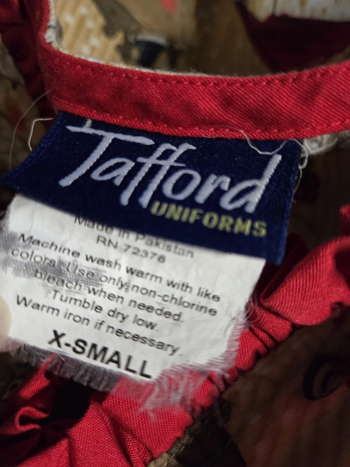 Tafford Scrub Top size XS-CHRISTMAS Santa/Reindeer/Elves-Chest 20.5"/L 25.5" - Image 3 of 4