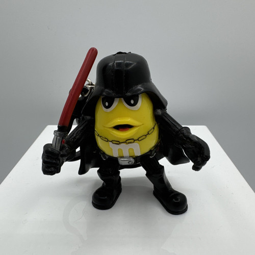 Schlüsselanhänger M&M Mars Yellow Peanut Star Wars Darth Vader Taschenlampe MnM Sammeln - Bild 1 von 6