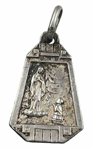 The Christian World" La Pieta Madonna W Jesus Christ Pendant 3/4