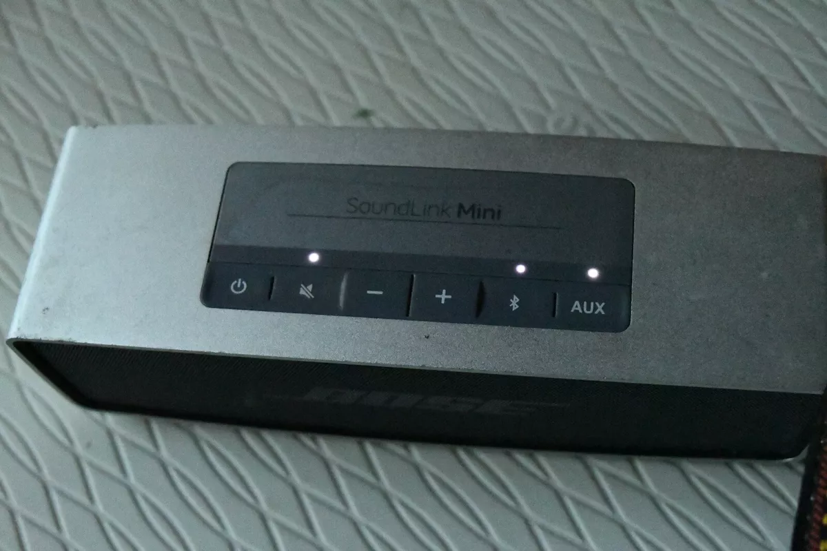 Bose SoundLink Mini Portable Bluetooth Speaker for parts/fix 3 white lights w1 Bose SoundLink Mini Portable Bluetooth Speaker for parts/fix 3 white lights w1