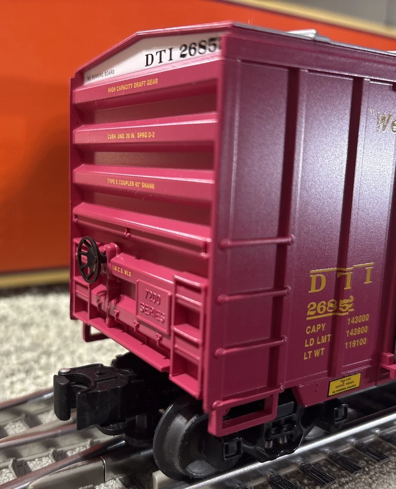 LIONEL~6-26852~DT&I 50’ DOUBLE DOOR BOXCAR #26852~O Scale~W/Vehicle Frames! - Image 4 of 4