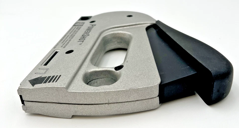 (2) PISTOLAS GRAPADORAS POWERSHOT, DEWALT Y SUJETADOR DE FLECHAS Y POCAS GRAPAS Foto 4 de 4