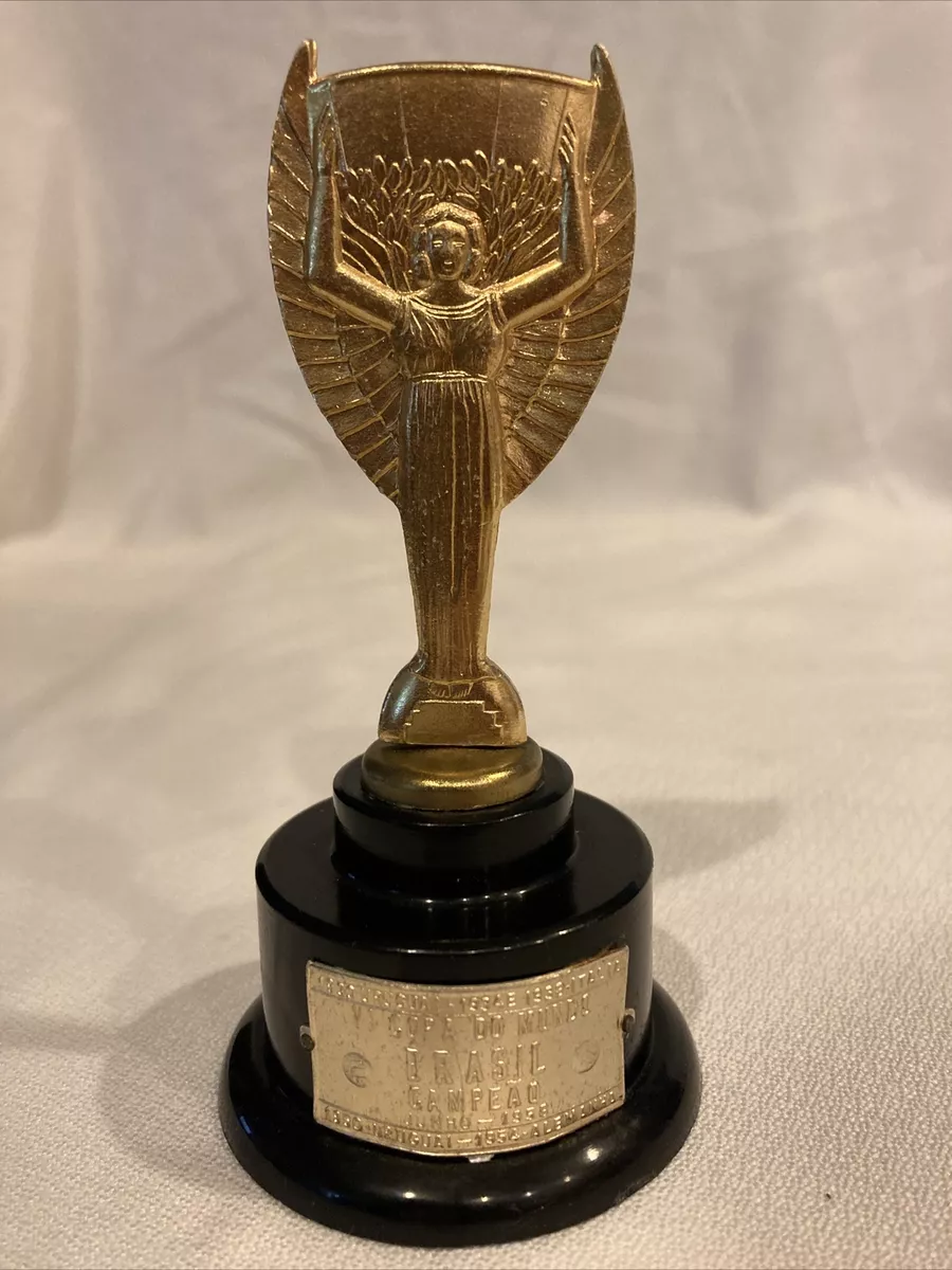 B2) RARE - 1958 World Cup Mini Trophy Brasil Campeao Junho Replica Souvenir  4.5”