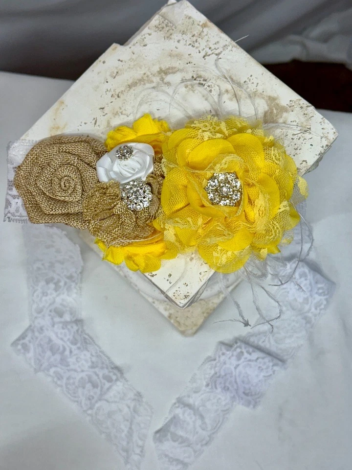 Faja de maternidad, flores amarillas/bronceadas, pedrería, arpillera/seda, encaje blanco, foto Foto 2 de 4