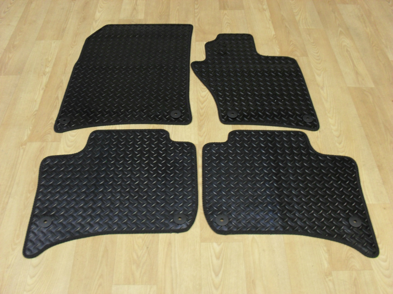 Car Mats for VW Touareg 2012-17 Tailored Fit RUBBER Car Mat Set Black VW Round