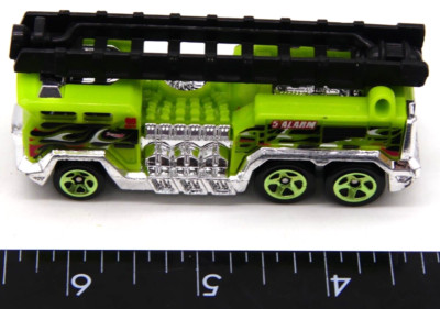2015 Hot Wheels 5 Alarm Fire Truck Diecast Car Toy Green Ladder Department Firem