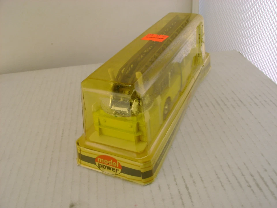 MODEL POWER PLAYART 1:48 SCAL YELLOW AMERICAN LA FRANCE FIRE ENGINE LADDER TRUCK - Image 4 of 4