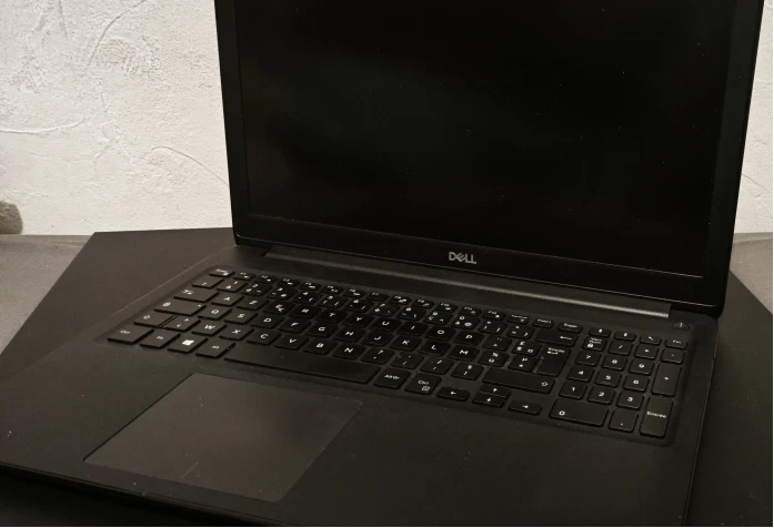 Dell Latitude 3500 · i5-8365U · 16GB · 256GB, photo 1 sur 2
