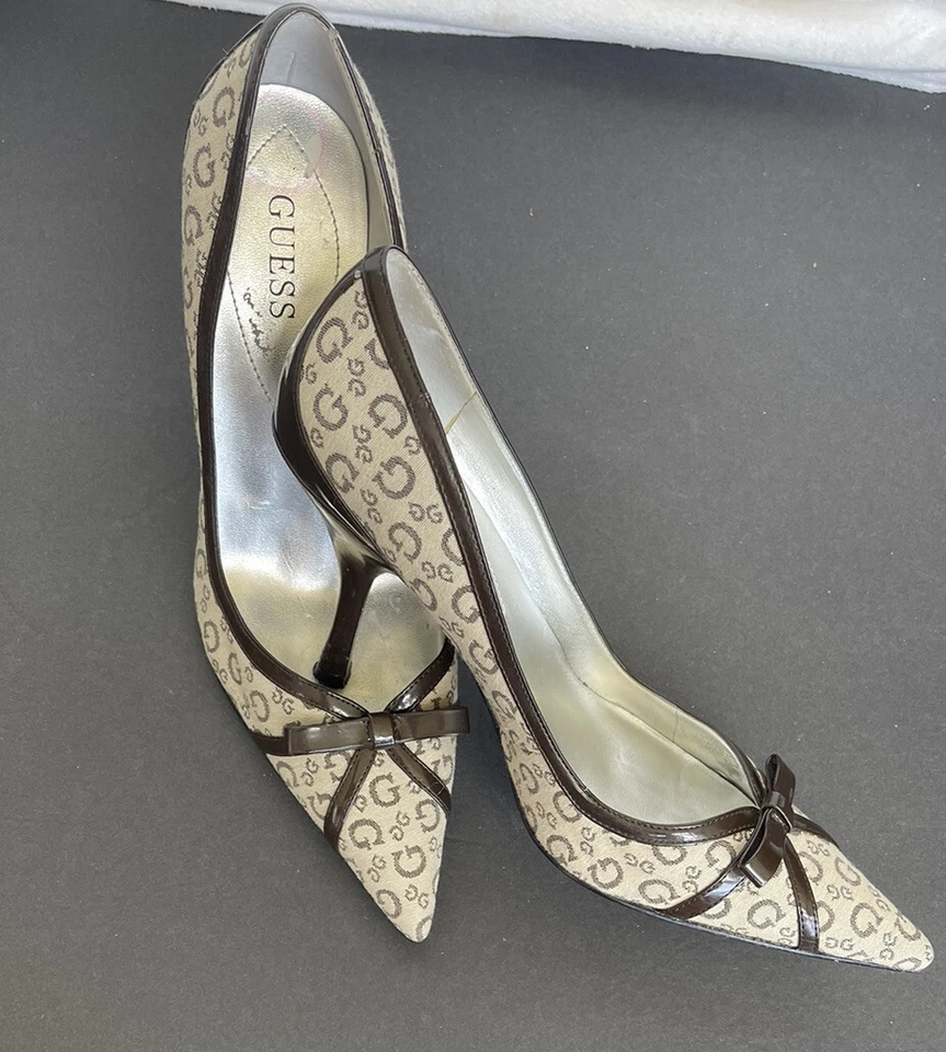 Zapatos de salón Guess Gabby Tacones 8,5 M Beige Sin cordones Monograma Tela Stiletto EXCELENTE Foto 2 de 4
