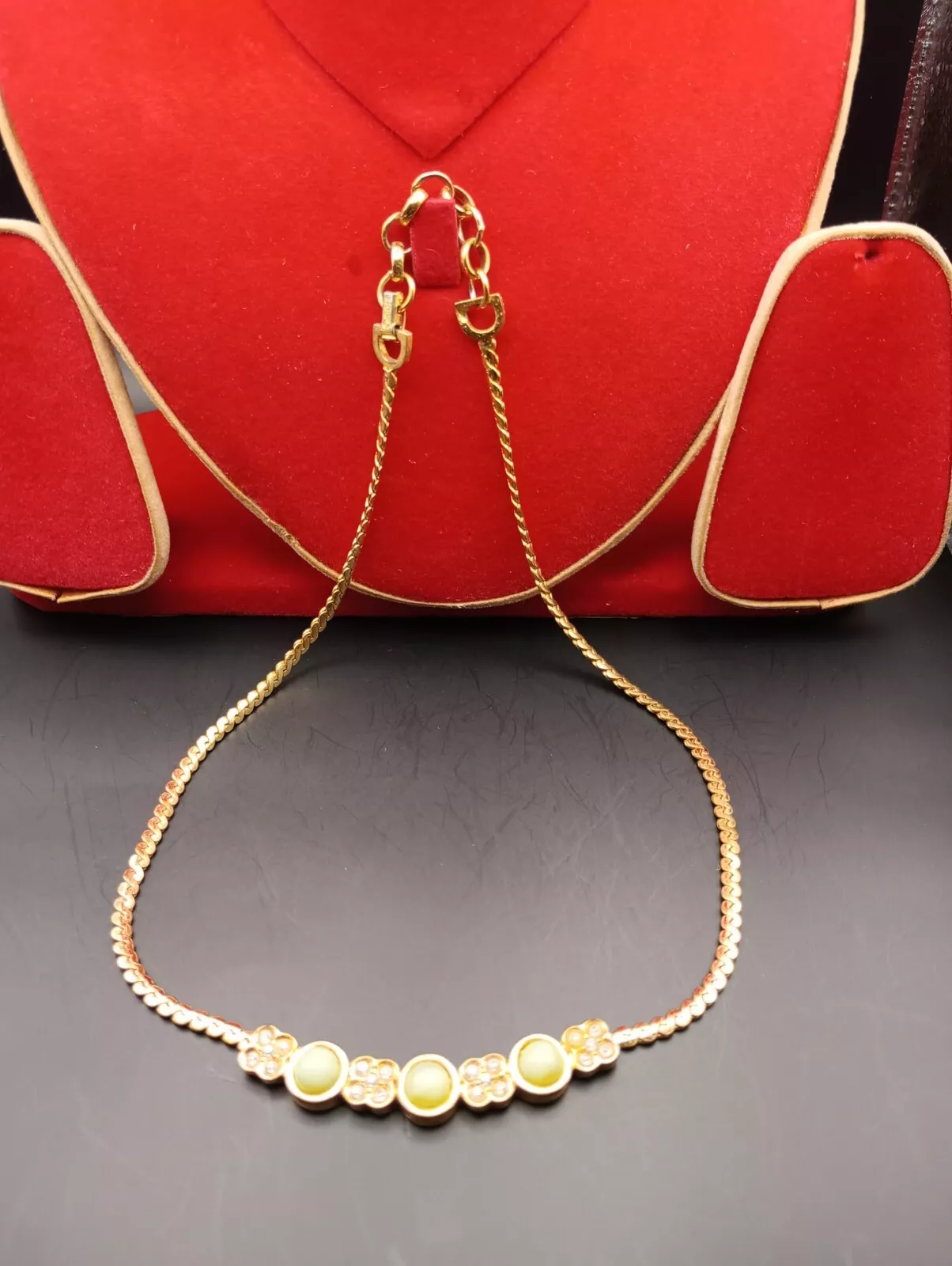 Collier Christian Dior bijou vintage années 80 ton or pierres précieuses cristaux