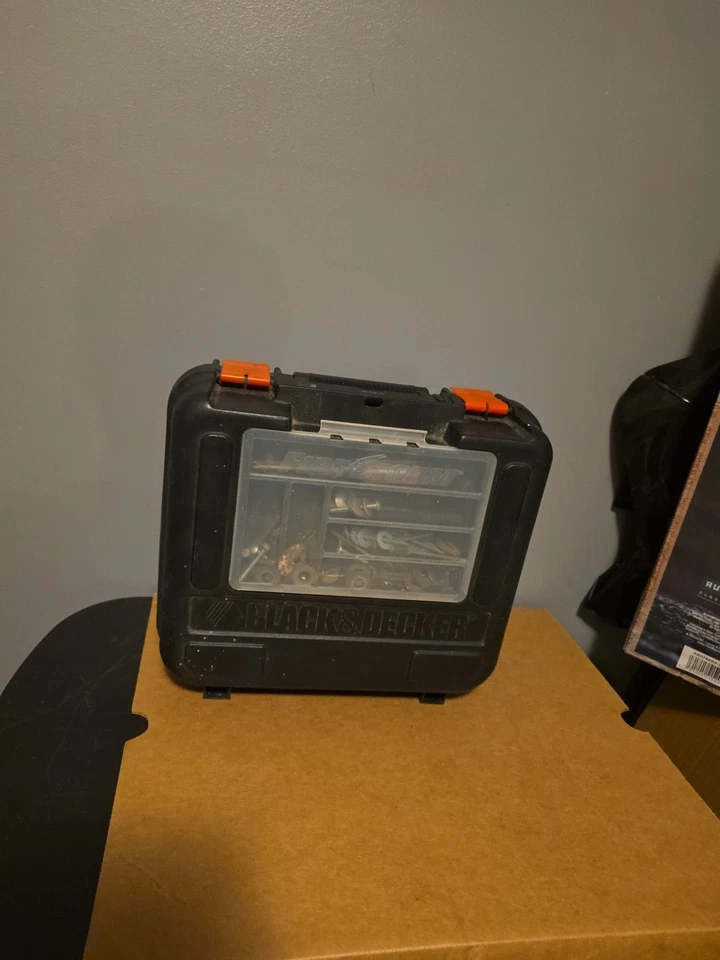 Taladro Black & Decker 14,4 voltios, linterna, 2 baterías y 2 cargadores todo funcionando Foto 3 de 4