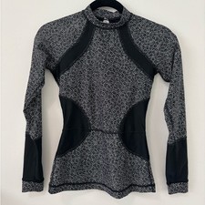 Lululemon  Suns Out Rash Guard UPF 50  Sz 0/2  Freckle Flower Blk/Wht  EUC