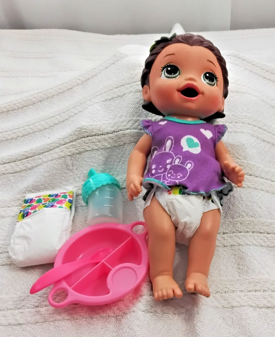 Hasbro 2015 Baby Alive Super Snacks Snackin' Lily Doll Brown Hair Girl + Outfit