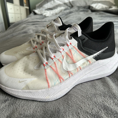 Nike Zoom Winflo Herren Gr. 44/10 Laufschuhe Sneaker weiß schwarz lila Synthetik