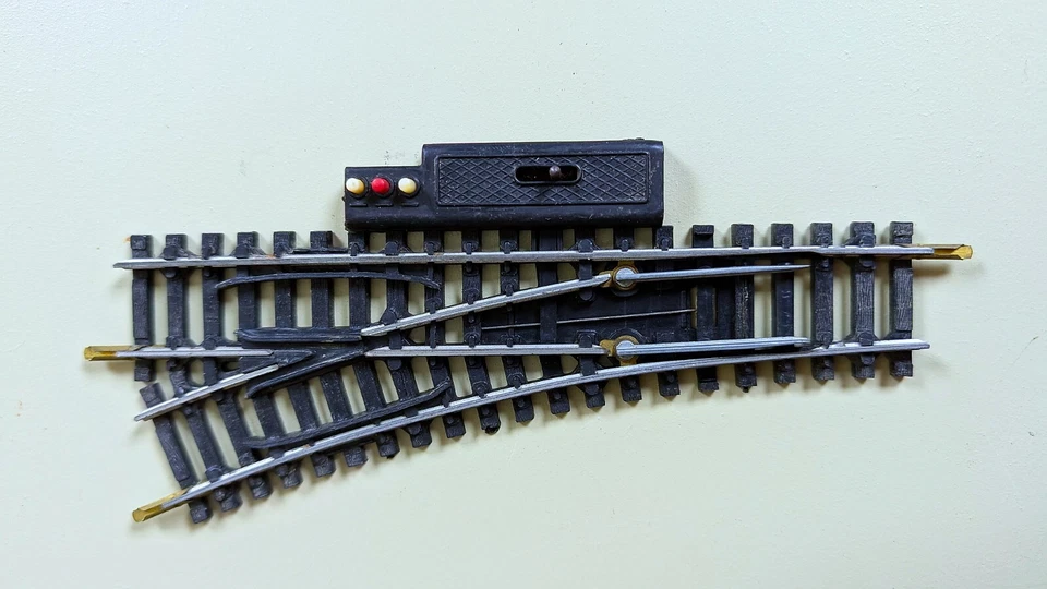 JOUEF HO : 85E AIGUILLAGE ELECTRIQUE A PLOTS A GAUCHE RAILS ACIER - Photo 1/3