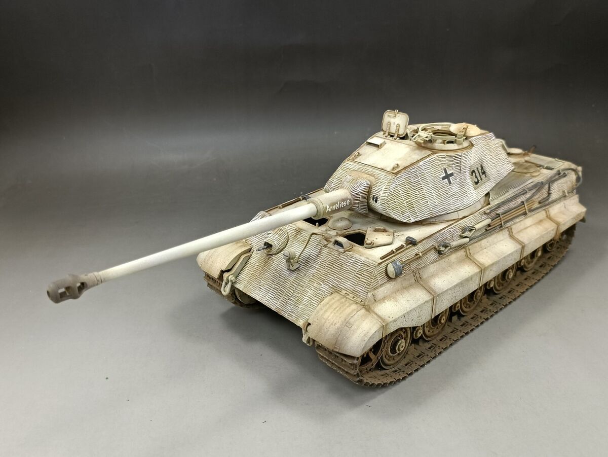1/35 Built King Tiger Tank Porsche 'Anneliese' Zimmerit sPz 1/35 Built King Tiger Tank Porsche 'Anneliese' Zimmerit sPz