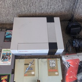 Nintendo Entertainment System Console Lot w/ Zapper, Games (Mario, Zelda, Bond)