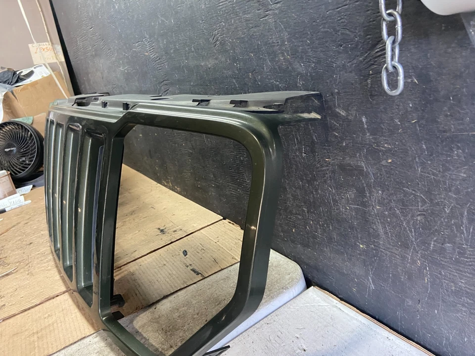 Jeep Liberty 2008 2009 2010 2011 2012 parrilla superior delantera OEM Q3341 DG Foto 2 de 4