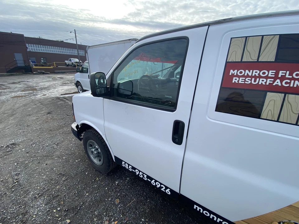 Used Front Left Door Assembly Front fits: 2014 Chevrolet Express 3500 van L. ele - Imagem 2 de 4