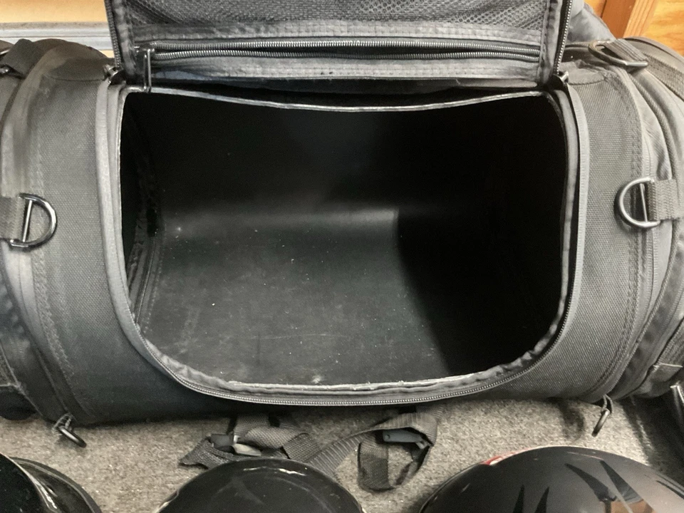 Bolsa de viaje clásica Kuryakyn equipaje de motocicleta con equipo cascos guantes Foto 4 de 4