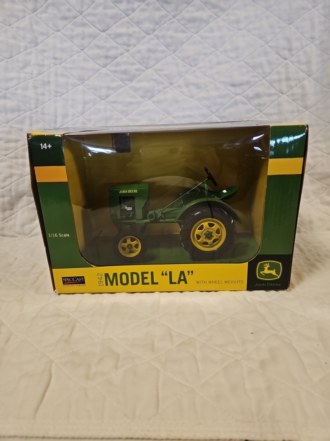 SpecCast Diecast Metal  1942 John Deere Model LA Tractor JDM248 1:16 Scale